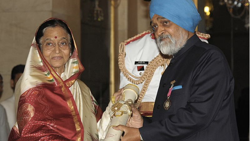 Montek Singh Ahluwalia with former president Pratibha Patil, receiving the Padma Vibhushan award in 2011 ; Source: Wikimedia Commons